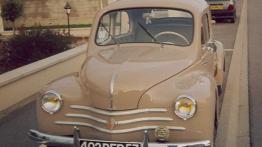 Renault 4CV - przód - reflektory wyłączone