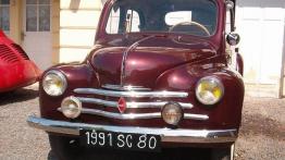 Renault 4CV - przód - reflektory włączone