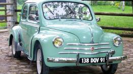 Renault 4CV - przód - reflektory włączone