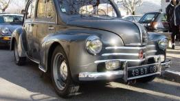 Renault 4CV - przód - reflektory wyłączone