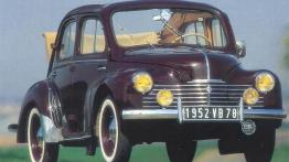 Renault 4CV - przód - reflektory włączone