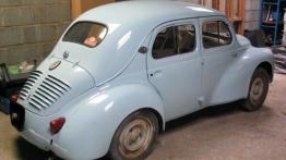 Renault 4CV - prawy bok