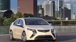 Opel Ampera - wersja przedprodukcyjna - przód - reflektory włączone