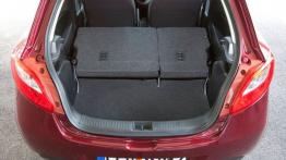 Mazda 2 Facelifting - wersja 3-drzwiowa - tylna kanapa złożona, widok z bagażnika