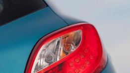 Mazda 2 Facelifting - wersja 5-drzwiowa - prawy tylny reflektor - włączony