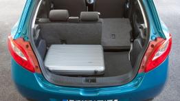 Mazda 2 Facelifting - wersja 5-drzwiowa - tylna kanapa złożona, widok z bagażnika