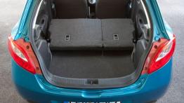 Mazda 2 Facelifting - wersja 5-drzwiowa - tylna kanapa złożona, widok z bagażnika