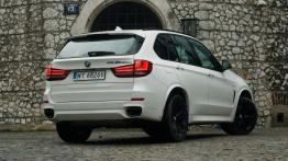 BMW X5 F15 M50d 381KM - galeria redakcyjna - widok z tyłu