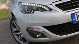 Peugeot 308 II SW 1.2 PureTech 130KM - galeria redakcyjna - prawy przedni reflektor - włączony