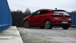 Opel Astra 1.6 Turbo 200 KM - galeria redakcyjna - widok z tyłu