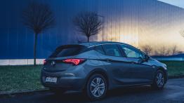 Opel Astra 1.2 Turbo 130 KM - galeria redakcyjna - prawy bok