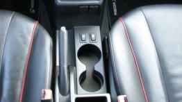 Mazda 5 II Minivan 2.0 MZR 150KM - galeria redakcyjna - tunel środkowy między fotelami