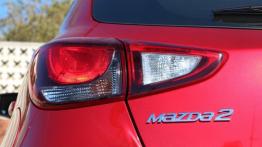 Mazda 2 III Hatchback 5d - galeria redakcyjna - lewy tylny reflektor - włączony