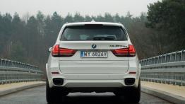 BMW X5 F15 M50d 381KM - galeria redakcyjna - widok z tyłu