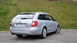 Skoda Superb II Kombi 2.0 TDI CR DPF 170KM - galeria redakcyjna - widok z tyłu