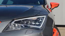 Seat Leon III CUPRA ST 2.0 TSI - galeria redakcyjna - lewy przedni reflektor - włączony