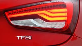 Audi A1 Sportback Facelifting TFSI - galeria redakcyjna - prawy tylny reflektor - włączony
