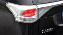 Mitsubishi Outlander III SUV 2.0 SOHC MIVEC 147KM - galeria redakcyjna - lewy tylny reflektor - włąc
