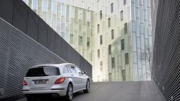 Mercedes klasy R 2011 - wersja przedłużona - tył - reflektory włączone