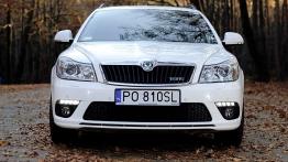 Skoda Octavia II Hatchback Facelifting 2.0 TFSI 200KM - galeria redakcyjna - przód - reflektory wyłą