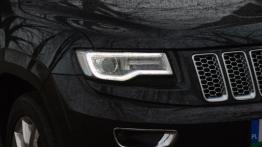 Jeep Grand Cherokee IV Facelifting - galeria redakcyjna - prawy przedni reflektor - włączony