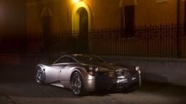 Pagani Huayra - tył - reflektory wyłączone