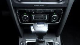 Skoda Superb II Kombi 2.0 TDI CR DPF 170KM - galeria redakcyjna - konsola środkowa