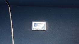 Lexus GS IV 300h F Sport 223KM - galeria redakcyjna - emblemat boczny