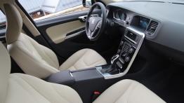 Volvo V60 Facelifting Plug-in Hybrid - galeria redakcyjna - widok ogólny wnętrza z przodu