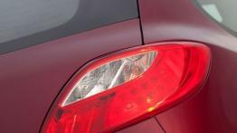 Mazda 2 Facelifting - wersja 3-drzwiowa - prawy tylny reflektor - włączony