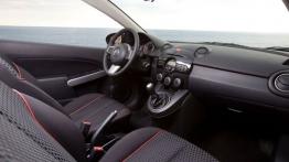 Mazda 2 Facelifting - wersja 3-drzwiowa - widok ogólny wnętrza z przodu