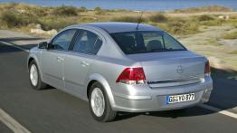 Opel Astra III Sedan - widok z tyłu