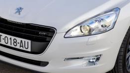 Peugeot 508 sedan - lewy przedni reflektor - włączony