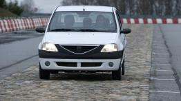 Dacia Logan - przód - reflektory włączone