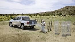 Volkswagen Amarok Double Cab - tył - bagażnik otwarty