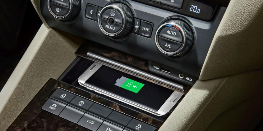 Bezprzewodowe ładowanie urządzeń mobilnych ze SKODA Phonebox