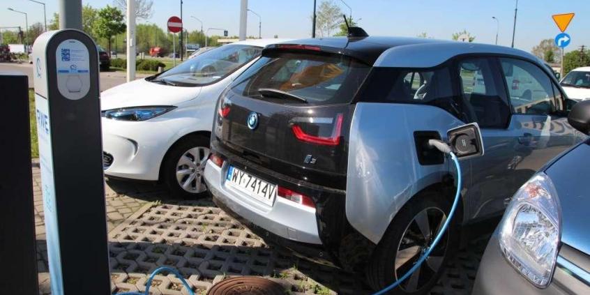 BMW i3 vs Renault Zoe - elektryzują miasto