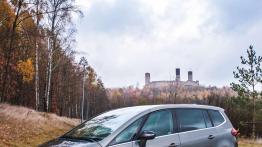 Opel Zafira Tourer - koniec z nudą na szkolnym parkingu