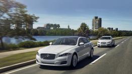 Jaguar XJ AWD - widok z przodu