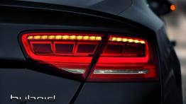 Audi A8 L Hybrid - prawy tylny reflektor - włączony