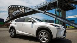 Lexus NX 300h (2015) w Seattle - prawy bok