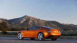 Aston Martin Virage Coupe - widok z tyłu