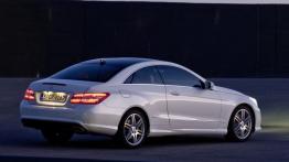 Mercedes Klasa E Coupe - widok z tyłu