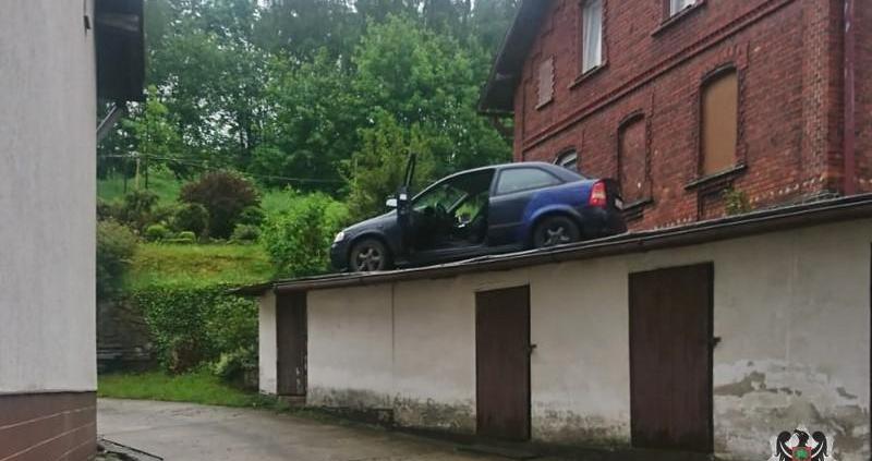 Ucieczkę przed policją zakończył na... dachu budynku gospodarczego