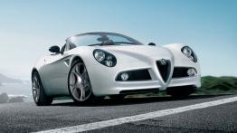 Alfa Romeo 8C Spider - widok z przodu