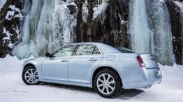 Chrysler 300 Glacier - lewy bok