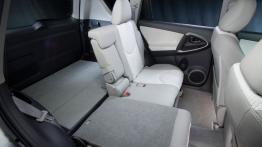 Toyota RAV4 EV - tylna kanapa złożona, widok z boku