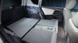 Toyota RAV4 EV - tylna kanapa złożona, widok z boku