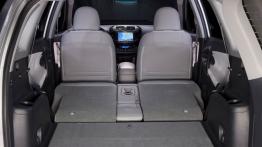 Toyota RAV4 EV - tylna kanapa złożona, widok z bagażnika
