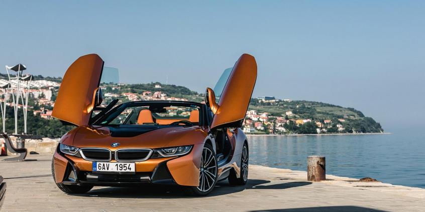 BMW i8 Roadster – supersamochód bez dachu i z trzema cylindrami